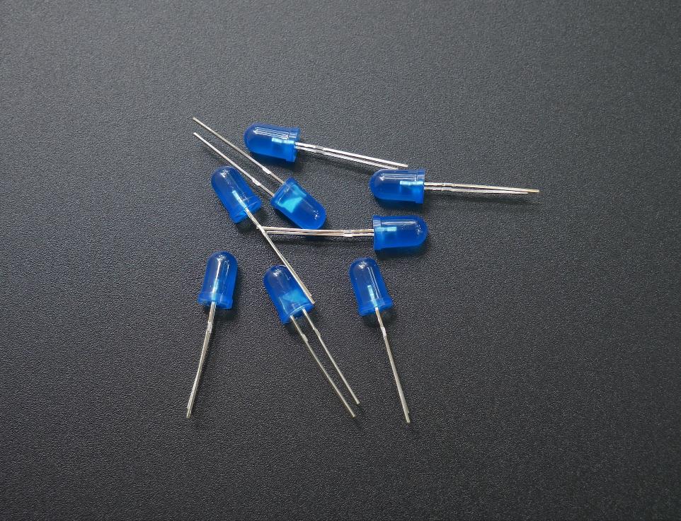 a group of blue capacitors sitting on top of a table